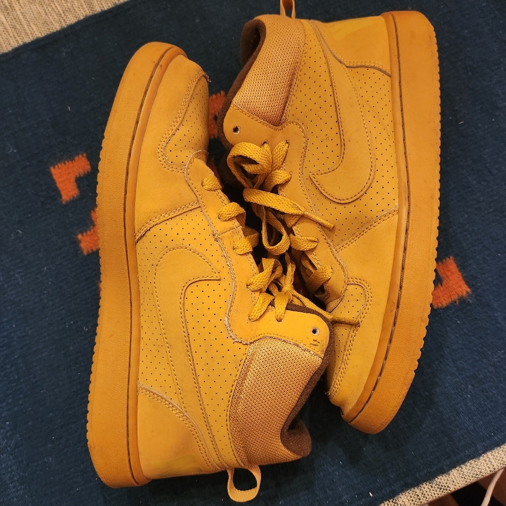 Classic Nike Court Borough Mid Haystack, Sz 7Y